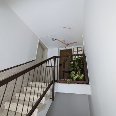 קירות צבועים בלבן בחדר מדרגות