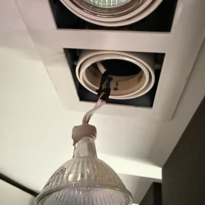 תיקון והחלפת ספוט תאורה שרוף בתקרה