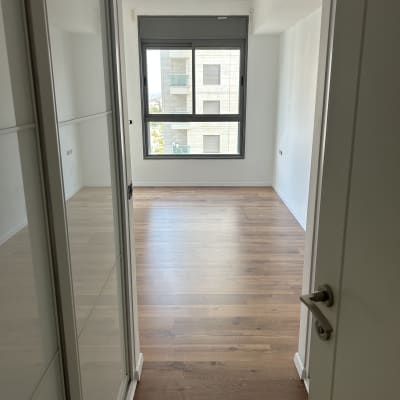 חדר עם רצפת פרקט וחלון גדול