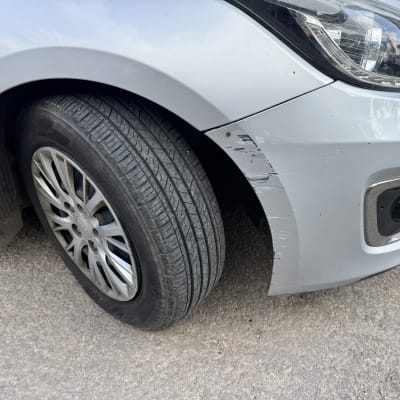 פגוש רכב עם שריטות על הכביש