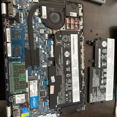 לוח אם של מחשב נייד עם רכיבים חשופים