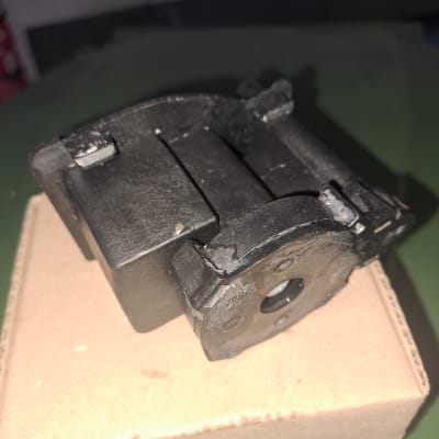 רכיב חשמלי שחור על קופסת קרטון