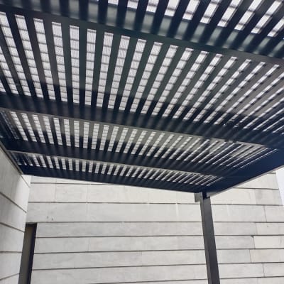 פרגולה מאלומיניום עם קורות אופקיות