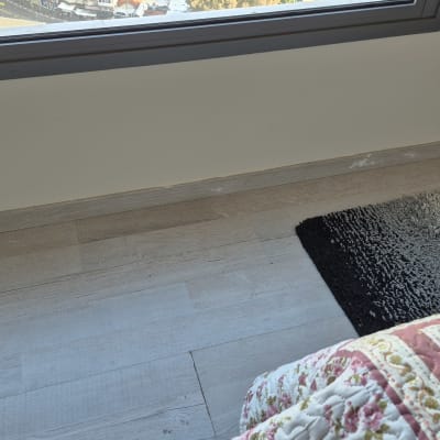 רצפת פרקט עץ בהירה ליד שטיח כהה