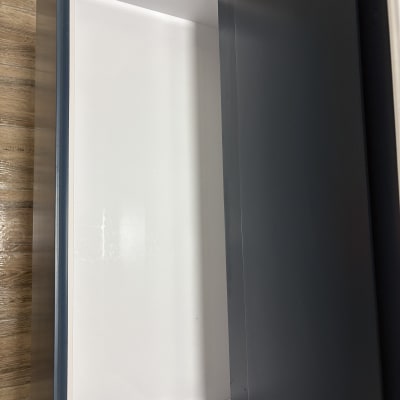 מגירה ריקה על רצפת עץ