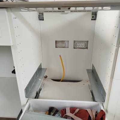 ארון מטבח פתוח עם צינור גז ושקע חשמל