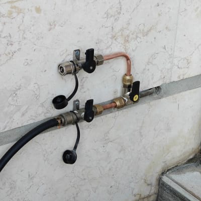 שסתומים וצינורות גז מותקנים על קיר חיצוני