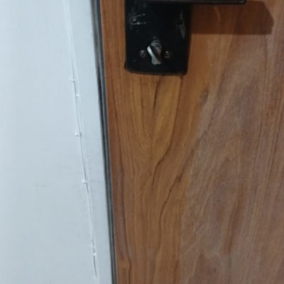 ידית דלת עם מנעול על דלת עץ