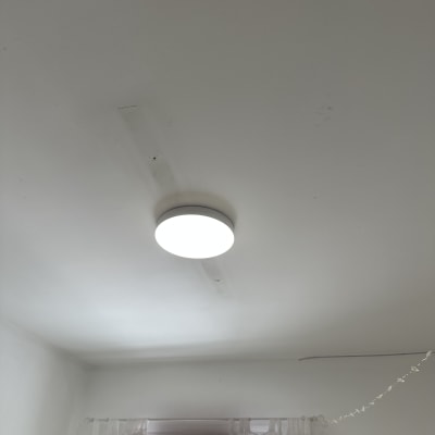 תאורה מותקנת על תקרה בחדר
