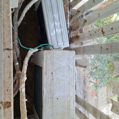 יחידת מזגן חיצונית עם לכלוך ואבק