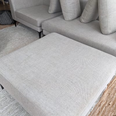 ספות אפורות עם כריות מונחות לניקוי