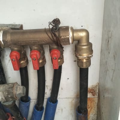 צנרת עם ברזים אדומים וחיבורים