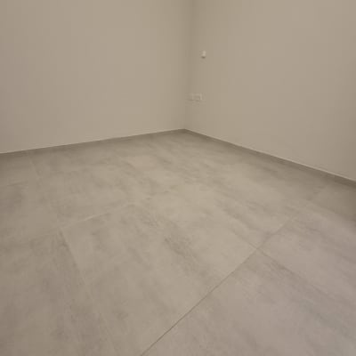רצפה נקייה בחדר ריק עם קירות בהירים
