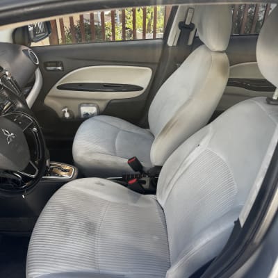 מושבי רכב נקיים לאחר ניקוי יסודי