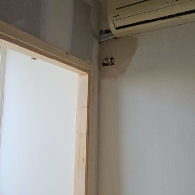 מזגן מותקן על קיר ליד תקרה