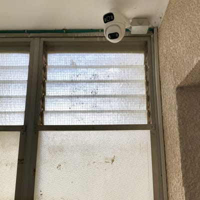 מצלמת אבטחה מותקנת על תקרה ליד חלון