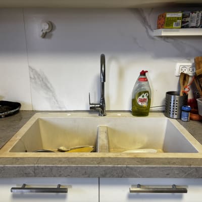 כיור מטבח עם ברז, כלים וסבון כלים