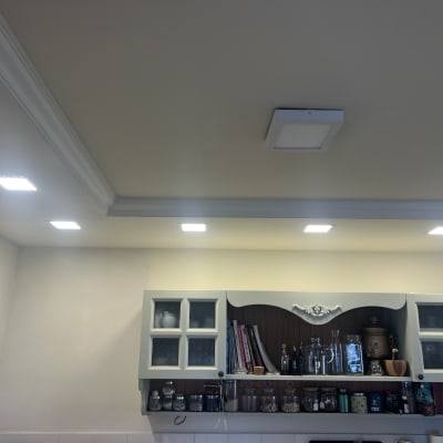 תאורת תקרה מרובעת מותקנת במטבח