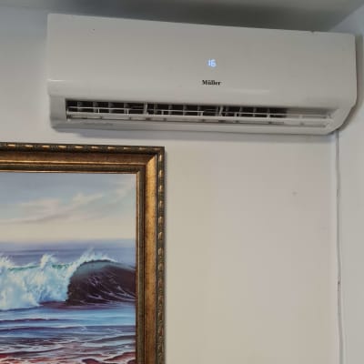 מזגן מותקן על קיר עם תצוגת טמפרטורה