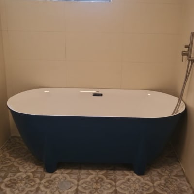 אמבטיה כחולה עם מקלחת בחדר רחצה מעוצב