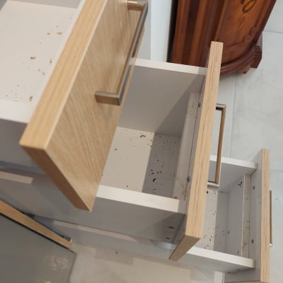 מגירות עץ פתוחות עם לכלוך בפנים