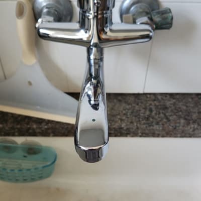 ברז כרום מעל כיור עם ניקוז