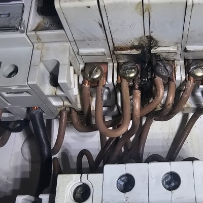 חוטי חשמל מחוברים למפסק עם סימני שריפה