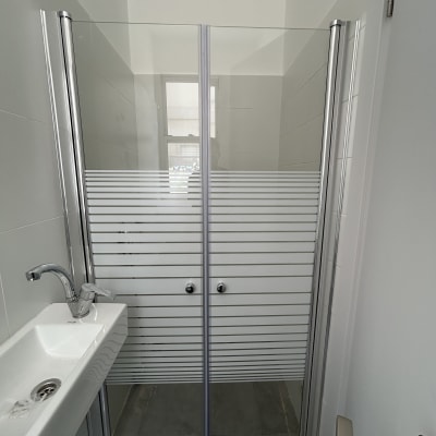 דלתות זכוכית למקלחת עם כיור ליד