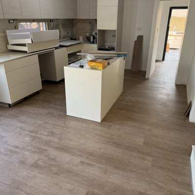 רצפת פרקט עץ חום במטבח מודרני