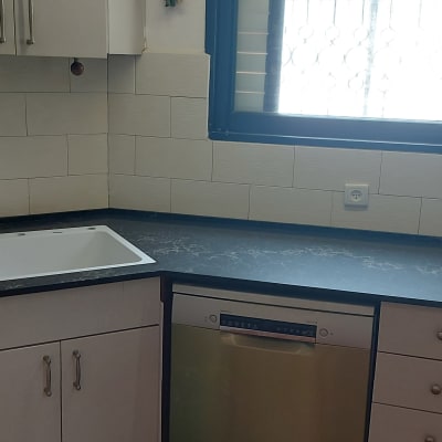 שיש כהה עם כיור במטבח מודרני