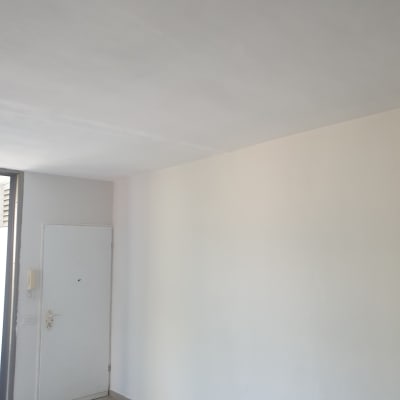 קיר ותקרה צבועים בלבן בחדר פנימי