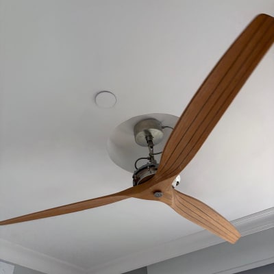 מאוורר תקרה עם להבים מעץ