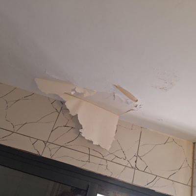 תקרת גבס מתקלפת עם סימני רטיבות