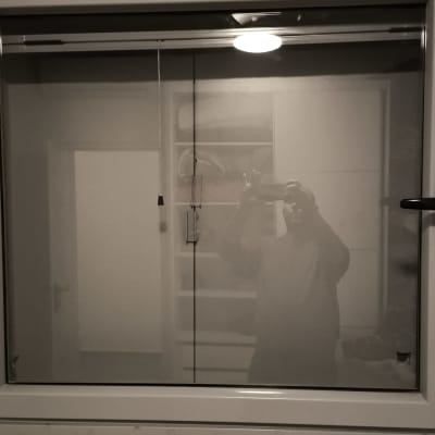 חלון עם תריסים סגורים ומנגנון פתיחה ידני