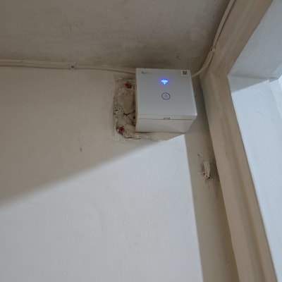 קופסת חשמל עם חיווי אור כחול על קיר