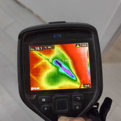 מצלמה תרמית מציגה תמונה צבעונית של קיר