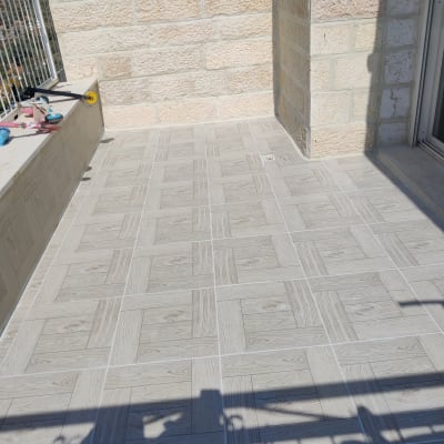 רצפת אריחים עם קווי איטום לבנים