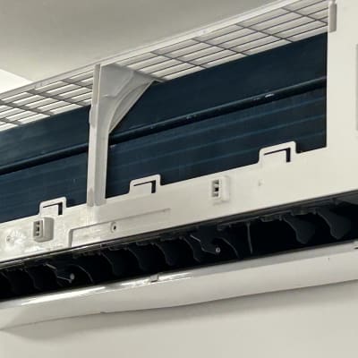 יחידת מיזוג אוויר עם תריסים פתוחים