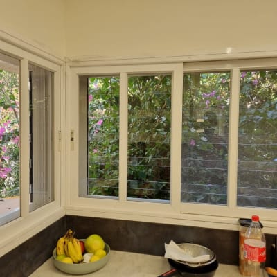 חלונות אלומיניום עם מסגרת לבנה במטבח