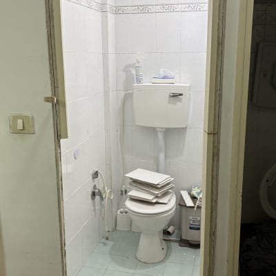 חדר שירותים עם דלת חסרה ועבודות תיקון