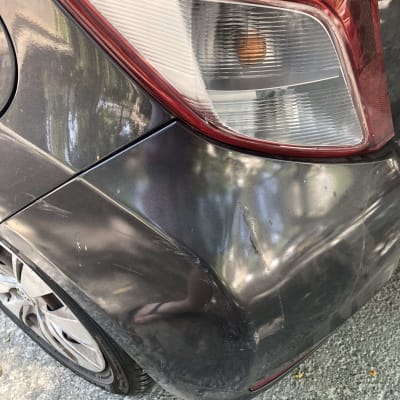 פגוש אחורי של רכב עם שריטות ונזק קל