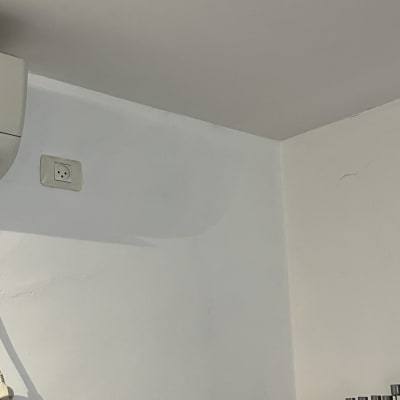 מזגן מותקן על קיר עם שקע חשמל