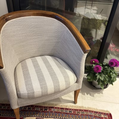 כיסא מרופד ליד שטיח ופרחים