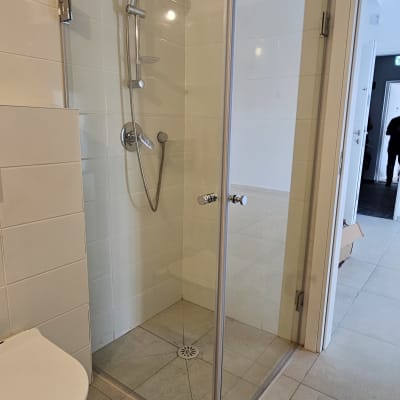 מקלחון זכוכית עם ראש מקלחת וכיור