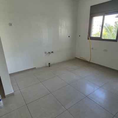 קיר לבן צבוע בחדר ריק עם חלון