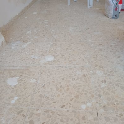 רצפה מלוכלכת עם כתמים, שק מלט בפינה