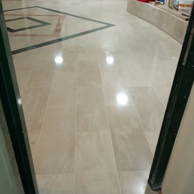 רצפה מבריקה עם שקיות וציוד בפינה