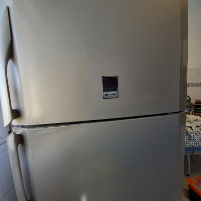 מקרר מתכת עם ידיות ותווית מותג