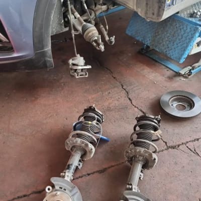 רכב על ליפט עם חלקי מתלה קדמיים מפורקים