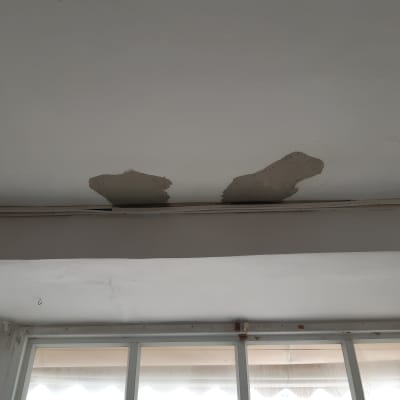 תקרה עם סדקים ותיקונים חלקיים